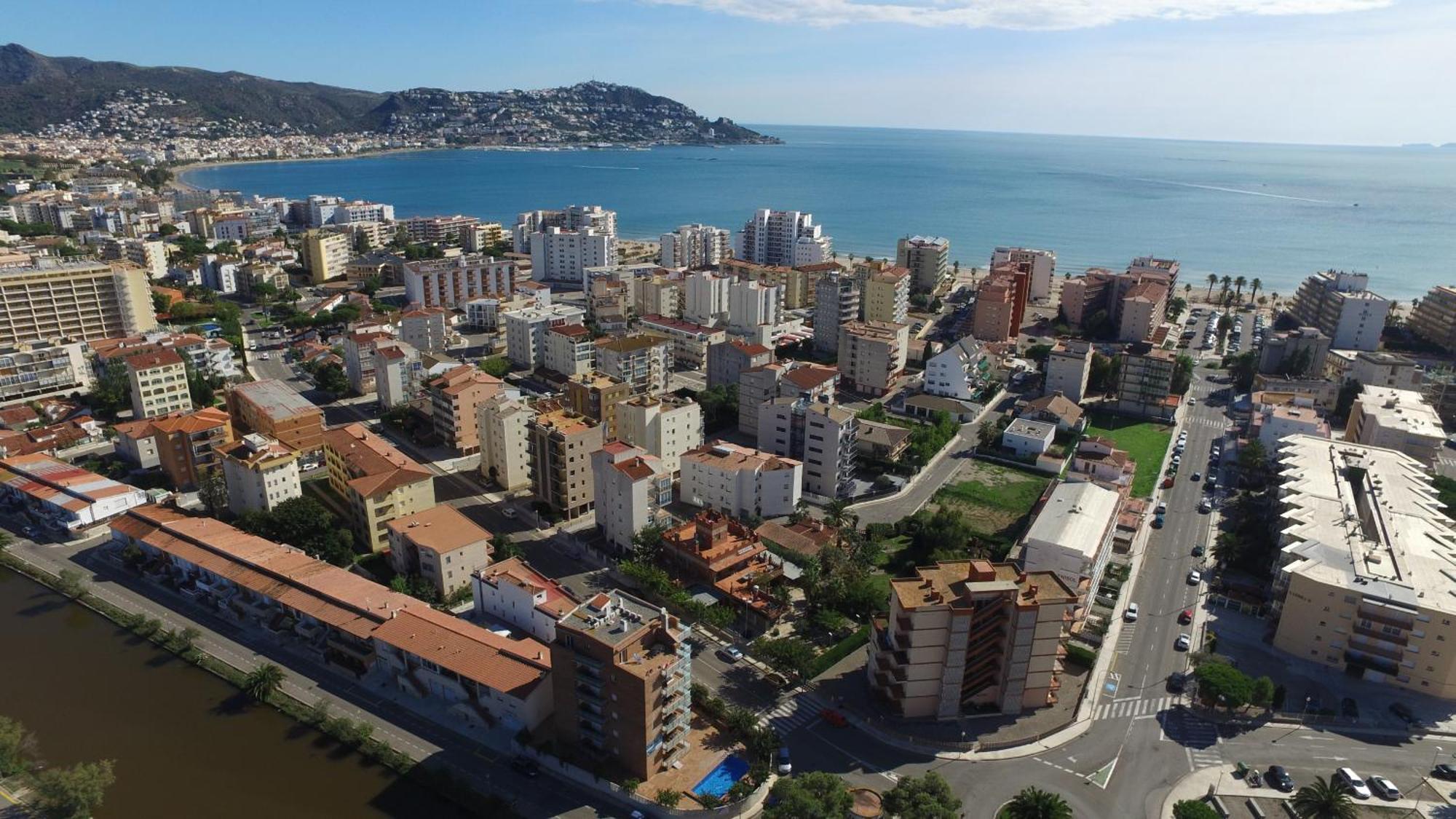 Schoene Mit Terrasse Und Pool Nahe Dem Und Geschaeften Inmosantos Daniel Bajob Apartment *